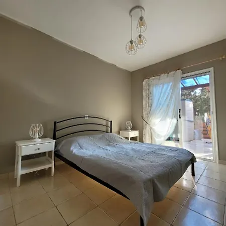 Limnaria Gardens Paphos, Near Daire *